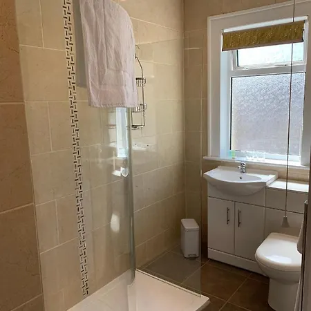 Heather Glen. Six Bedroom Near The Sea. * Blackpool