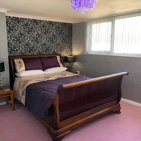 Holiday home Heather Glen. Six Bedroom Near The Sea. *
