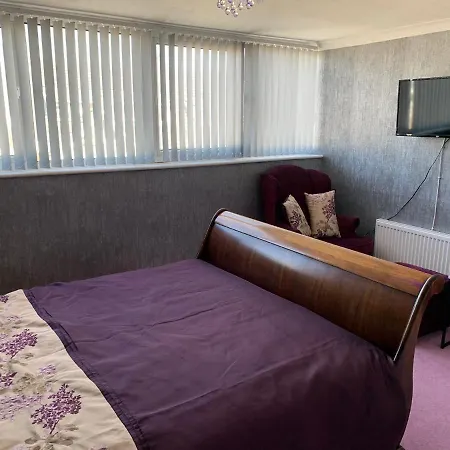 Holiday home Heather Glen. Six Bedroom Near The Sea.