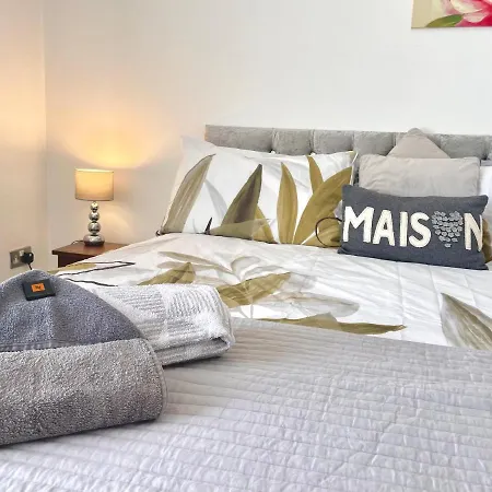 Entire In With Free Parking And A Private Patio Garden Holiday home *