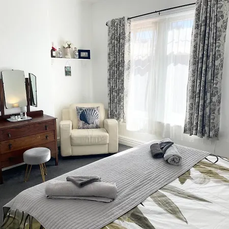 Holiday home Entire In With Free Parking And A Private Patio Garden