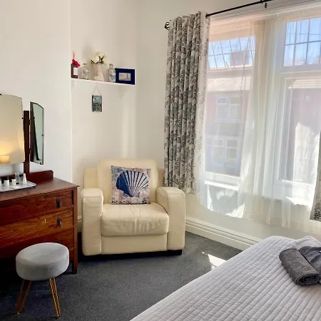 Entire In With Free Parking And A Private Patio Garden *