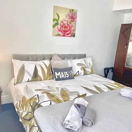 Entire In With Free Parking And A Private Patio Garden