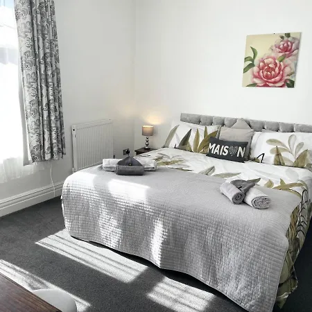 Entire In With Free Parking And A Private Patio Garden Holiday home Blackpool