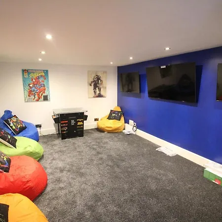 Media Manor - Fully Refurbished In 2022 - Large 6 Bedrooms, 3 Bathrooms Media Games Holiday home *