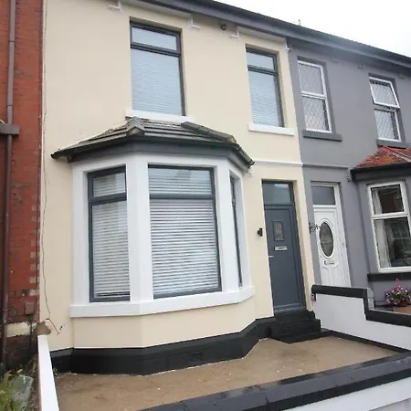 Holiday home Media Manor - Fully Refurbished In 2022 - Large 6 Bedrooms, 3 Bathrooms Media Games