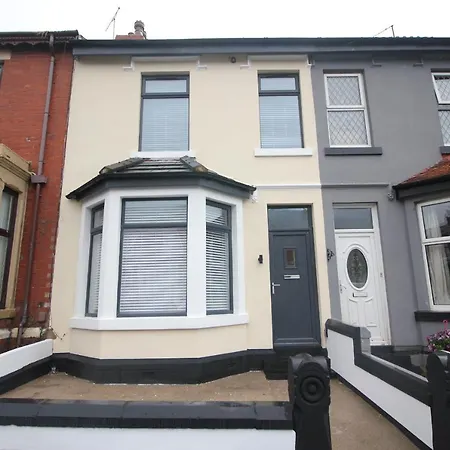 Media Manor - Fully Refurbished In 2022 - Large 6 Bedrooms, 3 Bathrooms Media Games Holiday home Blackpool