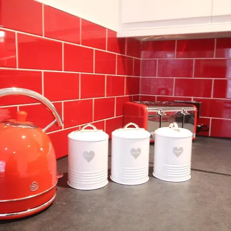 Media Manor - Fully Refurbished In 2022 - Large 6 Bedrooms, 3 Bathrooms Media Games Holiday home