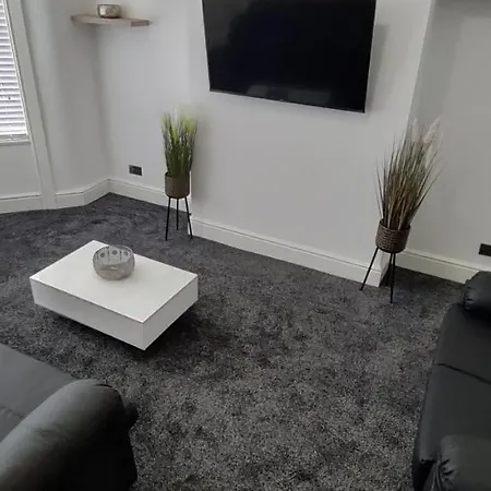 Media Manor - Fully Refurbished In 2022 - Large 6 Bedrooms, 3 Bathrooms Media Games