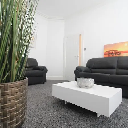 Media Manor - Fully Refurbished In 2022 - Large 6 Bedrooms, 3 Bathrooms Media Games Holiday home *