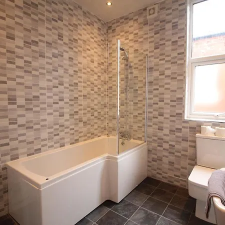 Media Manor - Fully Refurbished In 2022 - Large 6 Bedrooms, 3 Bathrooms Media Games Holiday home Blackpool