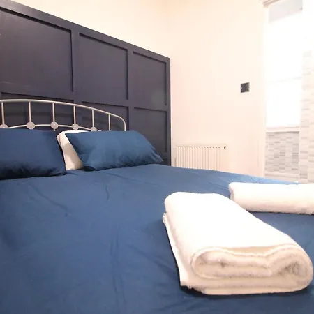 Media Manor - Fully Refurbished In 2022 - Large 6 Bedrooms, 3 Bathrooms Media Games Blackpool