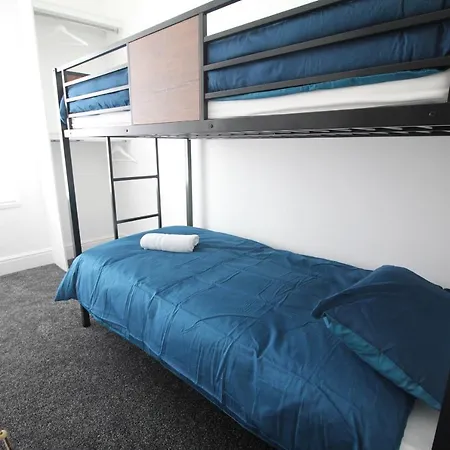 Holiday home Media Manor - Fully Refurbished In 2022 - Large 6 Bedrooms, 3 Bathrooms Media Games *