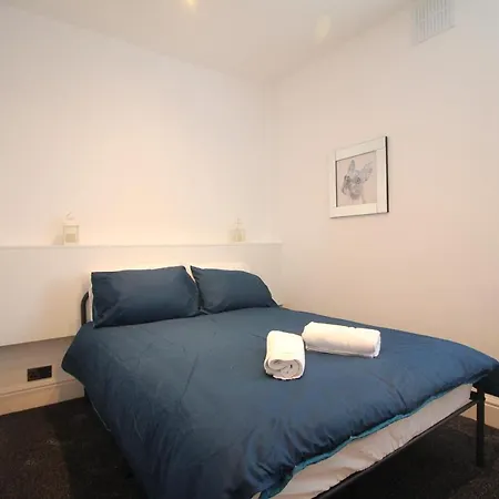 Holiday home Media Manor - Fully Refurbished In 2022 - Large 6 Bedrooms, 3 Bathrooms Media Games *