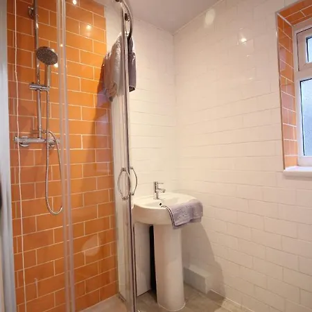 Media Manor - Fully Refurbished In 2022 - Large 6 Bedrooms, 3 Bathrooms Media Games Holiday home *