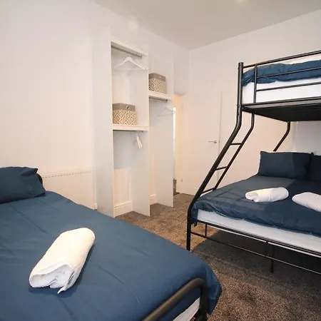 Media Manor - Fully Refurbished In 2022 - Large 6 Bedrooms, 3 Bathrooms Media Games * Blackpool