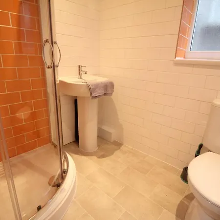Media Manor - Fully Refurbished In 2022 - Large 6 Bedrooms, 3 Bathrooms Media Games Holiday home *