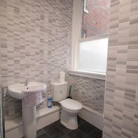 Media Manor - Fully Refurbished In 2022 - Large 6 Bedrooms, 3 Bathrooms Media Games * Blackpool