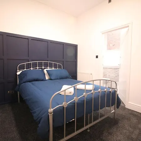 Media Manor - Fully Refurbished In 2022 - Large 6 Bedrooms, 3 Bathrooms Media Games Holiday home *
