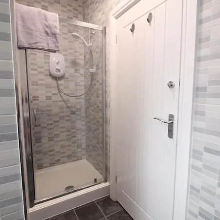Media Manor - Fully Refurbished In 2022 - Large 6 Bedrooms, 3 Bathrooms Media Games Blackpool