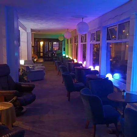 The Waldorf - Near Pleasure & Sandcastle Отель Блэкпул