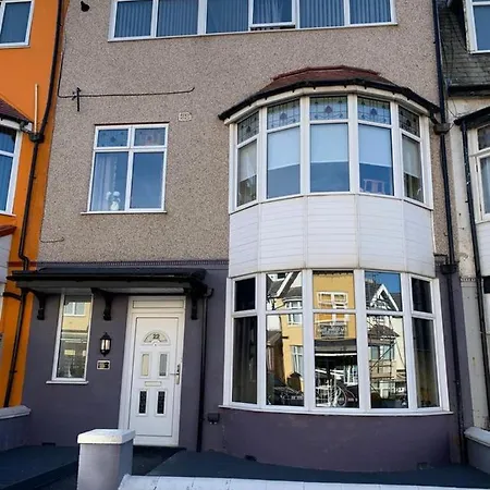 Heather Glen. Six Bedroom Near The Sea. Blackpool