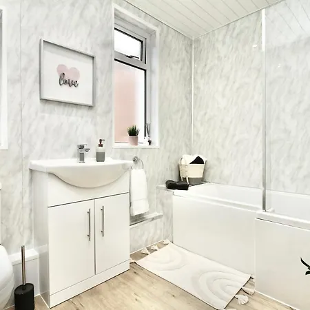 Xxhot Tubxx 4bed Semi, Sleeps 8, 2 Bathrooms *