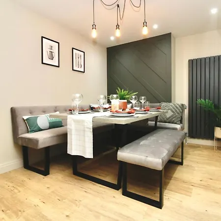Xxhot Tubxx 4bed Semi, Sleeps 8, 2 Bathrooms Holiday home