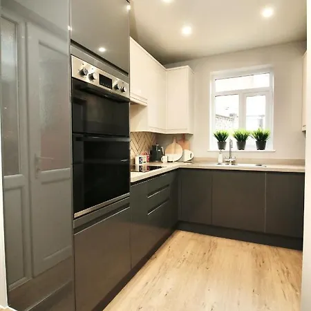 Holiday home Xxhot Tubxx 4bed Semi, Sleeps 8, 2 Bathrooms *