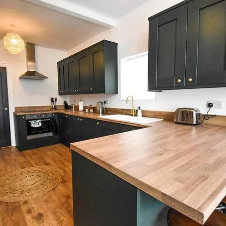 Hesketh - 4 Bedroom Seaside Villa *