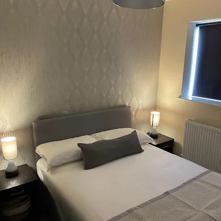 Cheerful 3 Bedroom Town House With Hot Tub * Blackpool