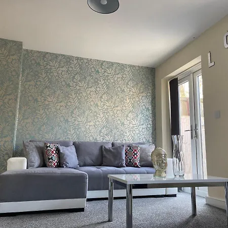 Holiday home Cheerful 3 Bedroom Town House With Hot Tub *