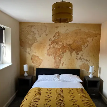 Cheerful 3 Bedroom Town House With Hot Tub Holiday home *