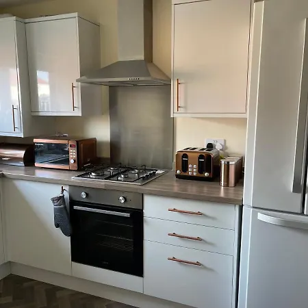 Cheerful 3 Bedroom Town House With Hot Tub Holiday home Blackpool