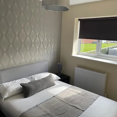 Holiday home Cheerful 3 Bedroom Town House With Hot Tub