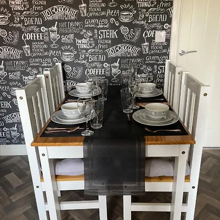 Cheerful 3 Bedroom Town House With Hot Tub Holiday home