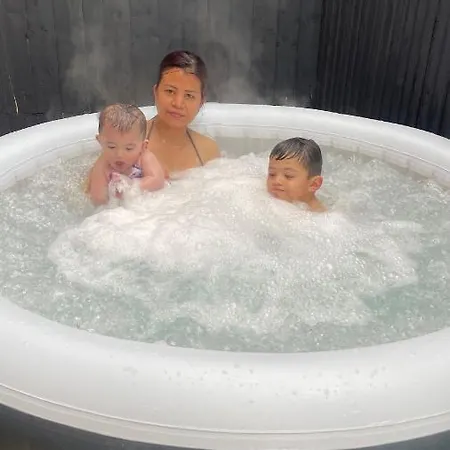 Holiday home Cheerful 3 Bedroom Town House With Hot Tub