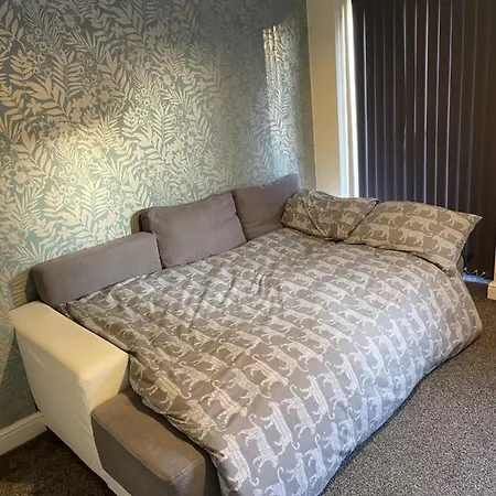 Holiday home Cheerful 3 Bedroom Town House With Hot Tub Blackpool