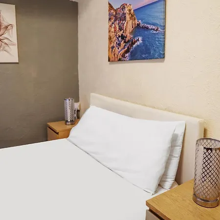 The Shores Hotel, 호텔