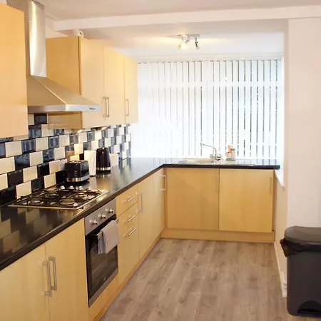 Treetops View - Cheerful & Modern In Bispham,