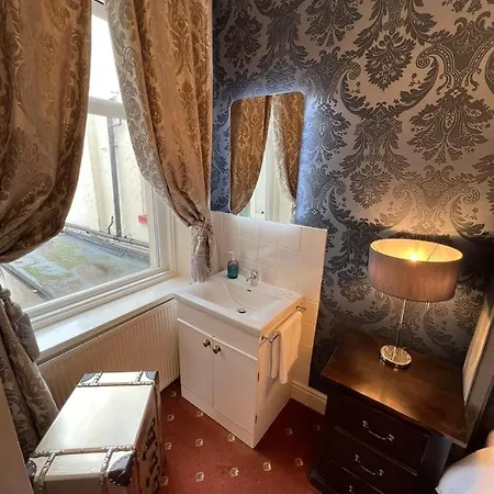 Hotel Mcgraths & Public Bar Blackpool
