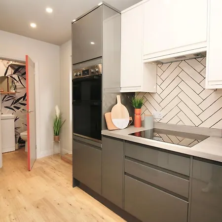 Xxhot Tubxx 4bed Semi, Sleeps 8, 2 Bathrooms * Blackpool