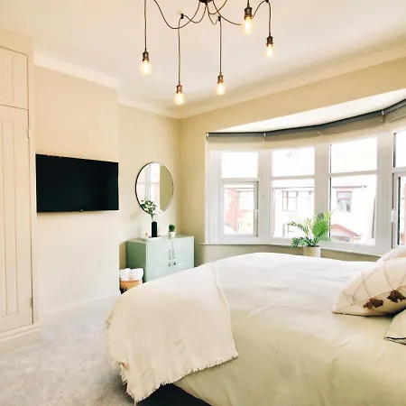 Xxhot Tubxx 4bed Semi, Sleeps 8, 2 Bathrooms Holiday home