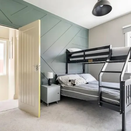 Xxhot Tubxx 4bed Semi, Sleeps 8, 2 Bathrooms Holiday home Blackpool