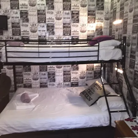 Bradleys Гостевой дом 2*