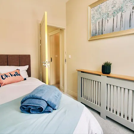 Xxhot Tubxx 4bed Semi, Sleeps 8, 2 Bathrooms Holiday home