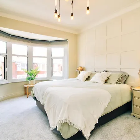 Xxhot Tubxx 4bed Semi, Sleeps 8, 2 Bathrooms * Blackpool
