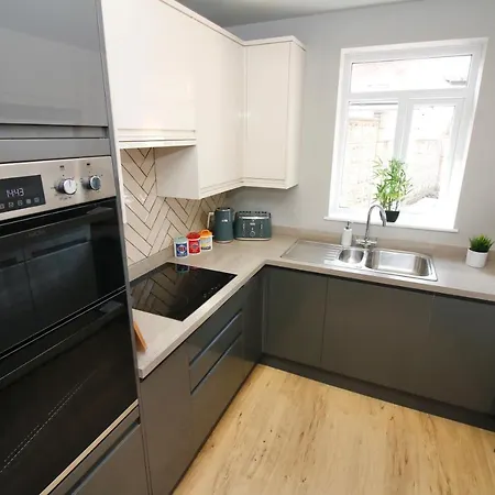Xxhot Tubxx 4bed Semi, Sleeps 8, 2 Bathrooms Holiday home