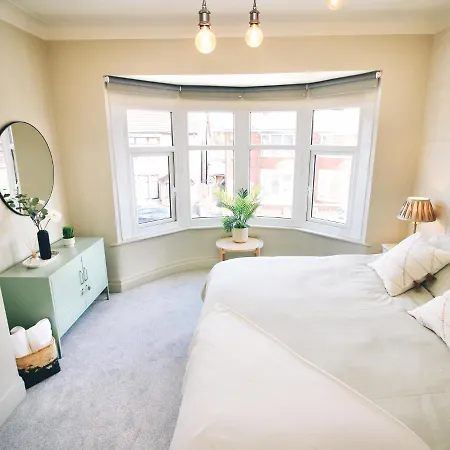 Xxhot Tubxx 4bed Semi, Sleeps 8, 2 Bathrooms Holiday home *