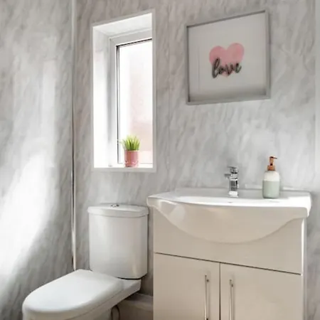 Xxhot Tubxx 4bed Semi, Sleeps 8, 2 Bathrooms * Blackpool
